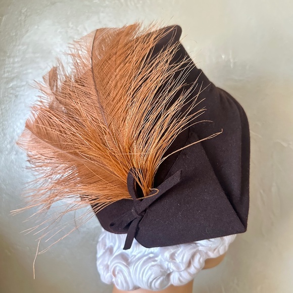 NOTABLE 1940s\' BROWN FELT \